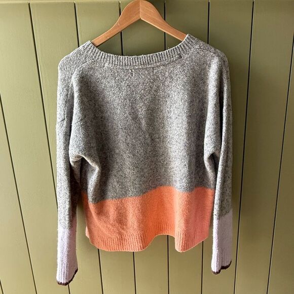 By Anthropologie Colorblock Soft Knit V-Neck Sweater in Grey/Peach/Purple - Smal - Picture 2 of 5